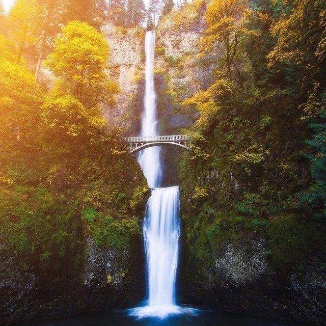 Multnomah Falls, en Oregon, capturé par le photographe @zeekyan