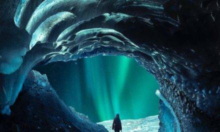 Grotte de glace en Islande capturée avec l’a7R III par@mydetoxtravel