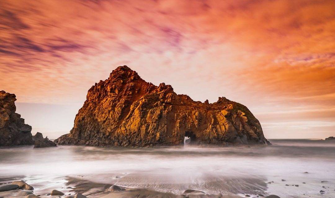 Un emplacement photo classique sur la côte californienne, Pfeiffer Beach, capturé par des phot …