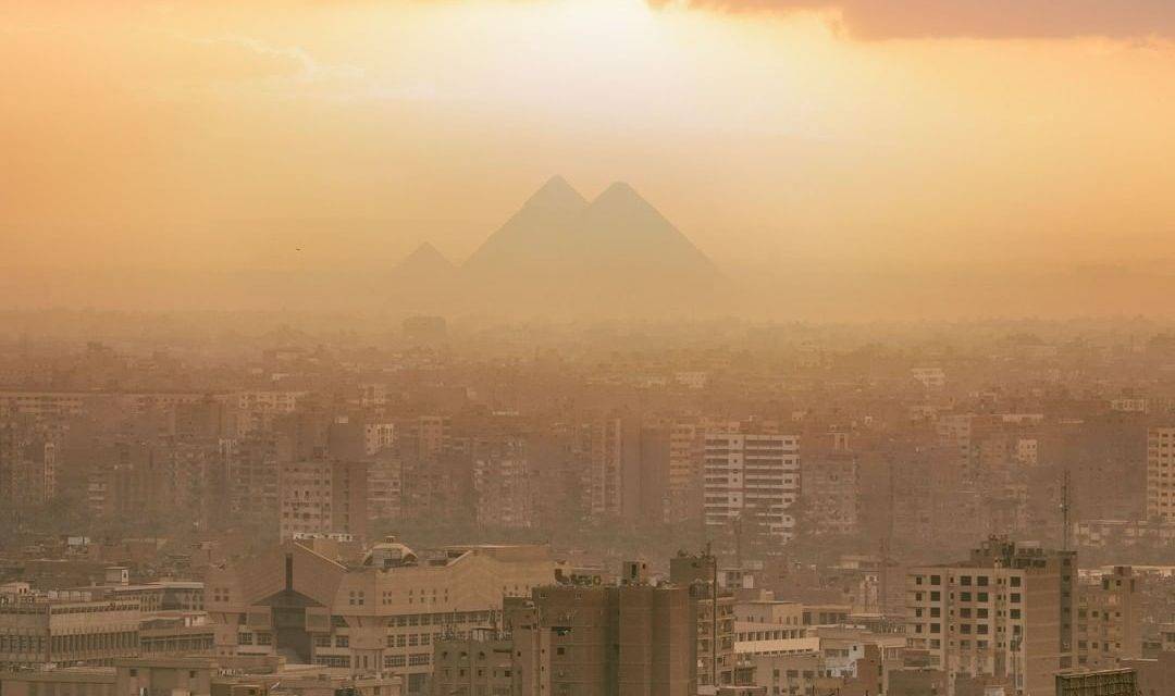 Un coucher de soleil épique sur les pyramides de Gizeh