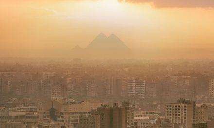 Un coucher de soleil épique sur les pyramides de Gizeh